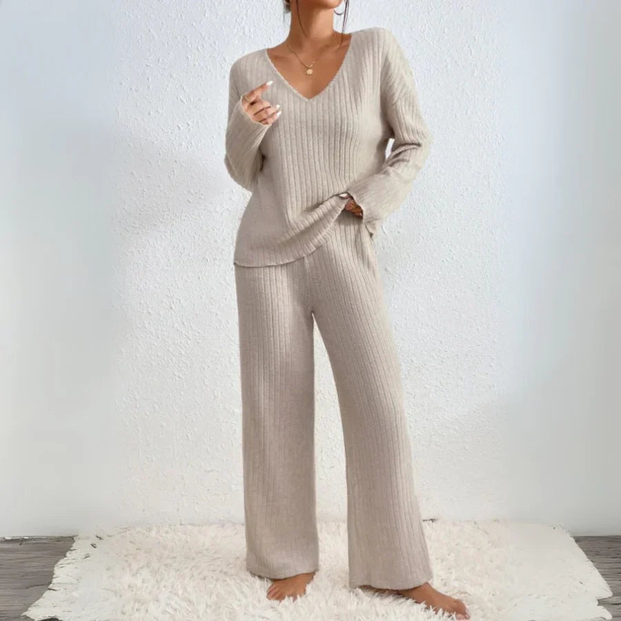 VIVIENNE | Set de două piese cu pantaloni drepți și top cu decolteu în V