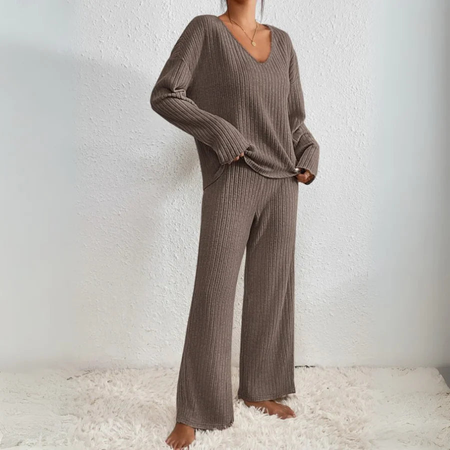 VIVIENNE | Set de două piese cu pantaloni drepți și top cu decolteu în V