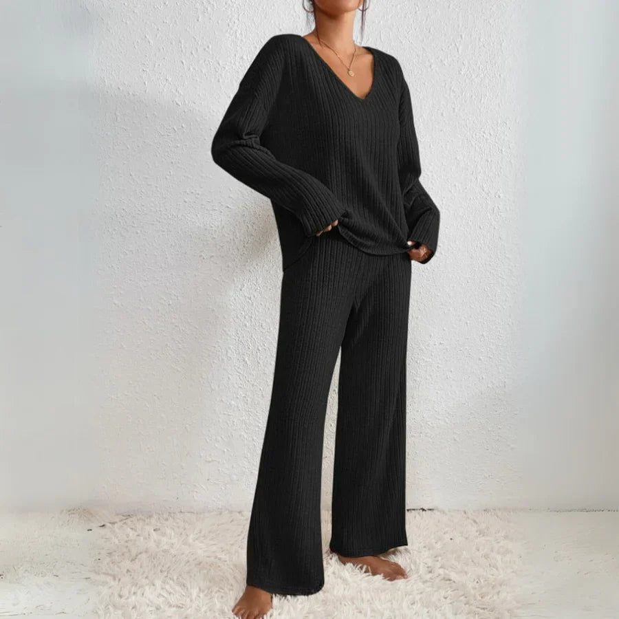 VIVIENNE | Set de două piese cu pantaloni drepți și top cu decolteu în V