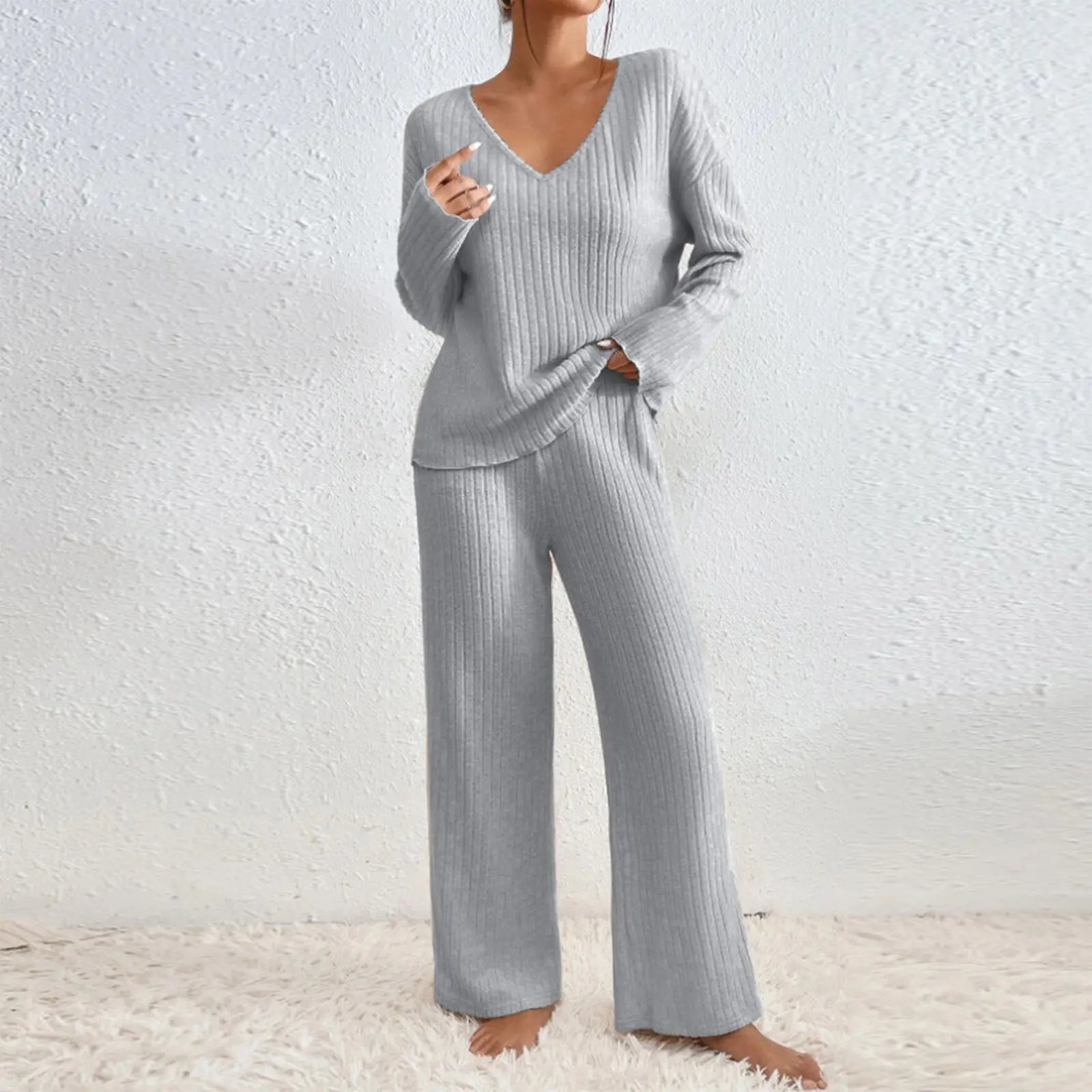 VIVIENNE | Set de două piese cu pantaloni drepți și top cu decolteu în V
