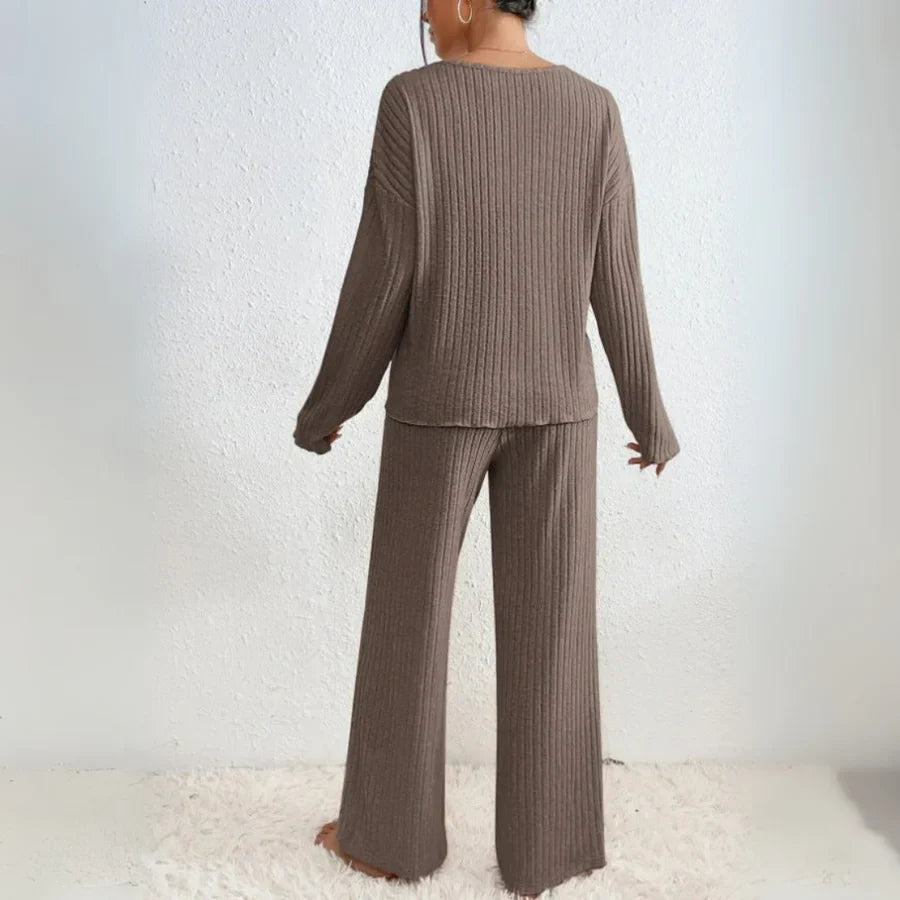 VIVIENNE | Set de două piese cu pantaloni drepți și top cu decolteu în V