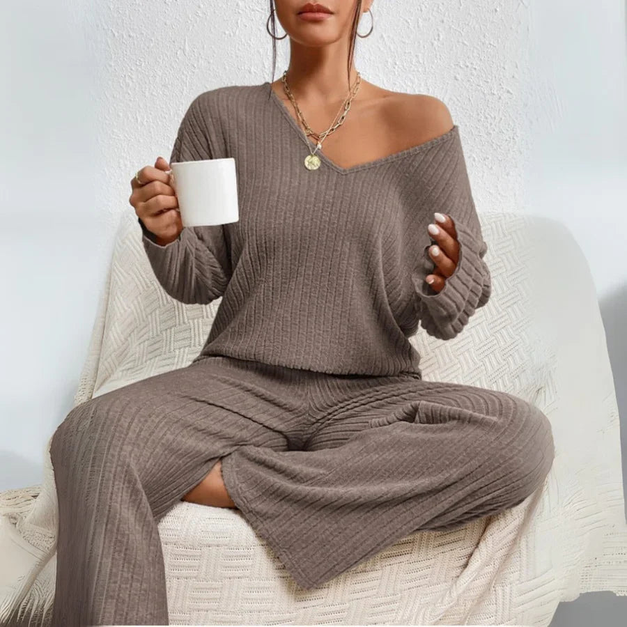VIVIENNE | Set de două piese cu pantaloni drepți și top cu decolteu în V