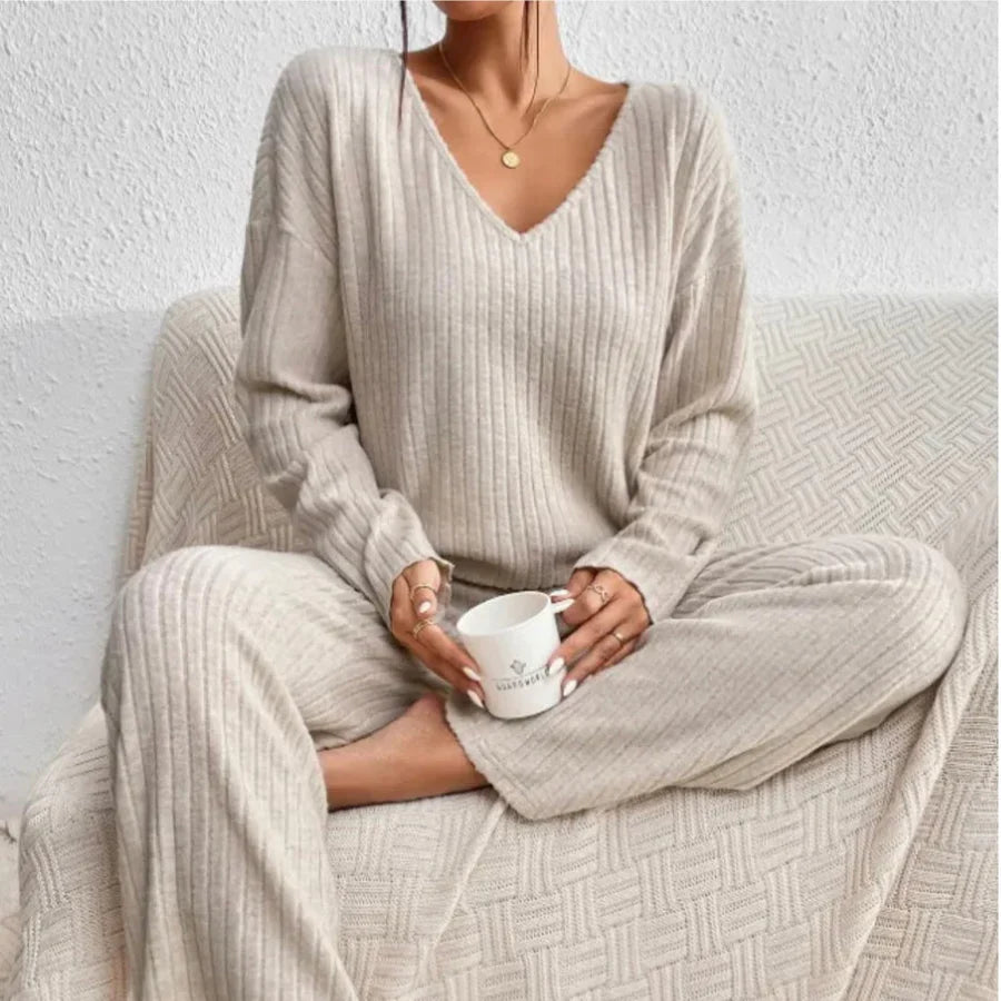 VIVIENNE | Set de două piese cu pantaloni drepți și top cu decolteu în V