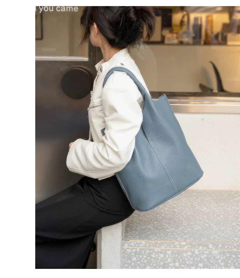 saga™ – geantă tip bucket de culoare albastru deschis, cu aspect de piele de lux