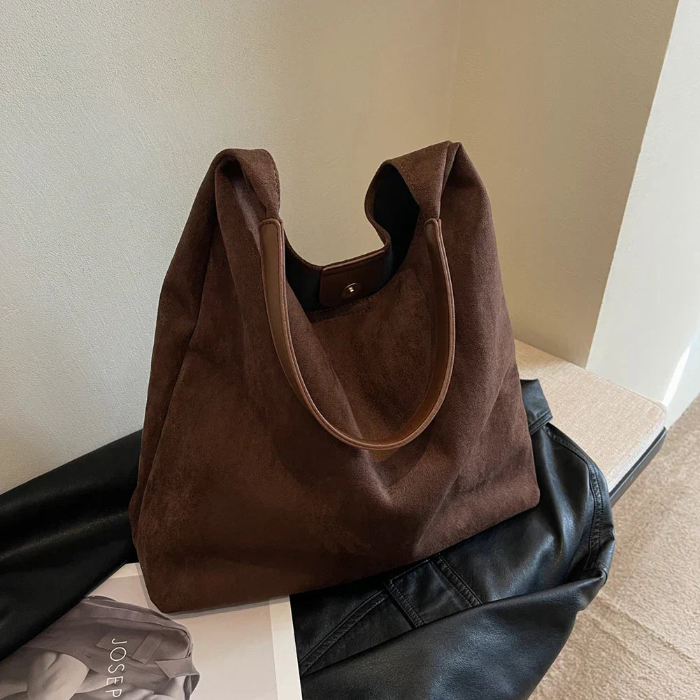 freja™ – geantă moale de umăr în stil de nubuc
