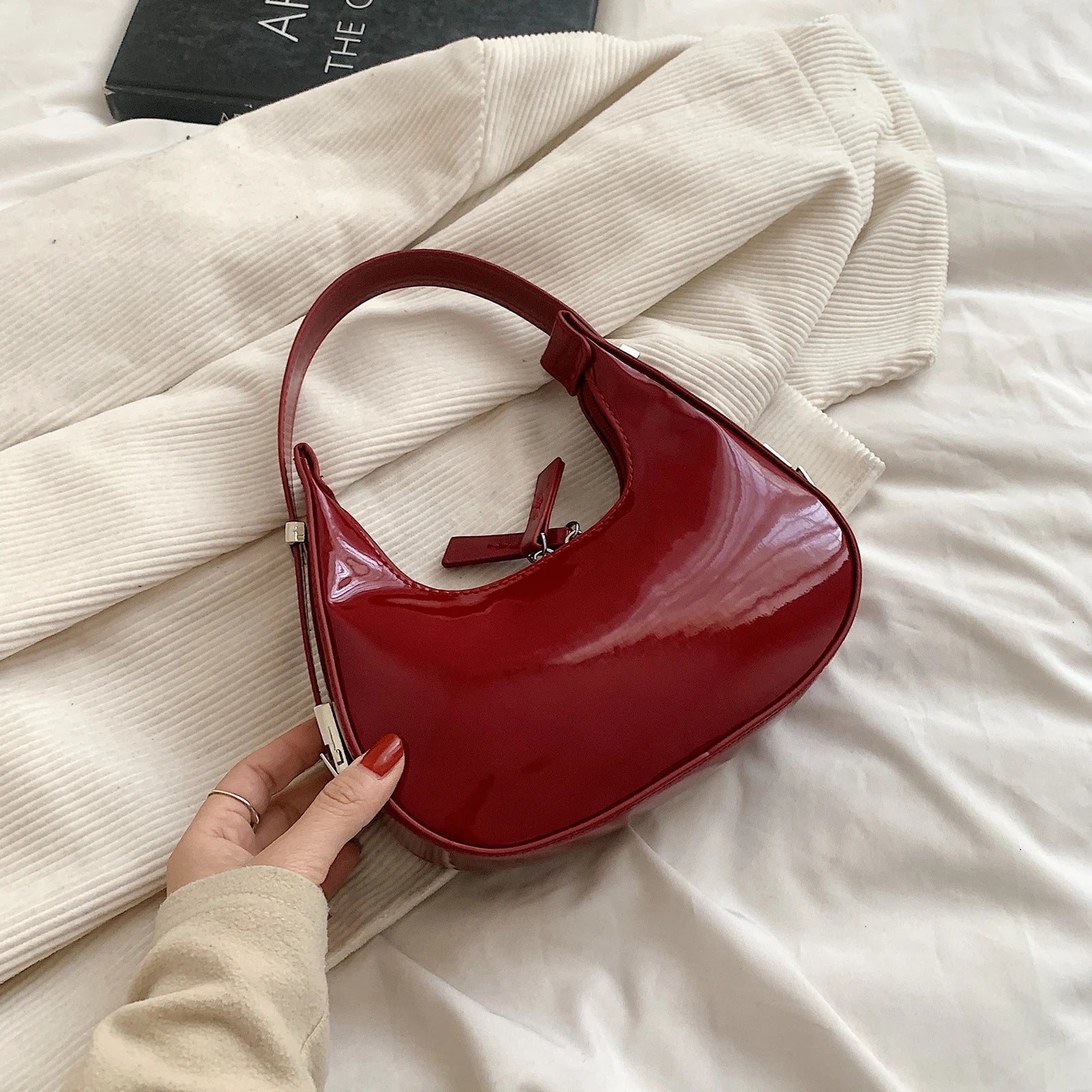 bella™ – geantă de umăr în formă de lună plină vintage