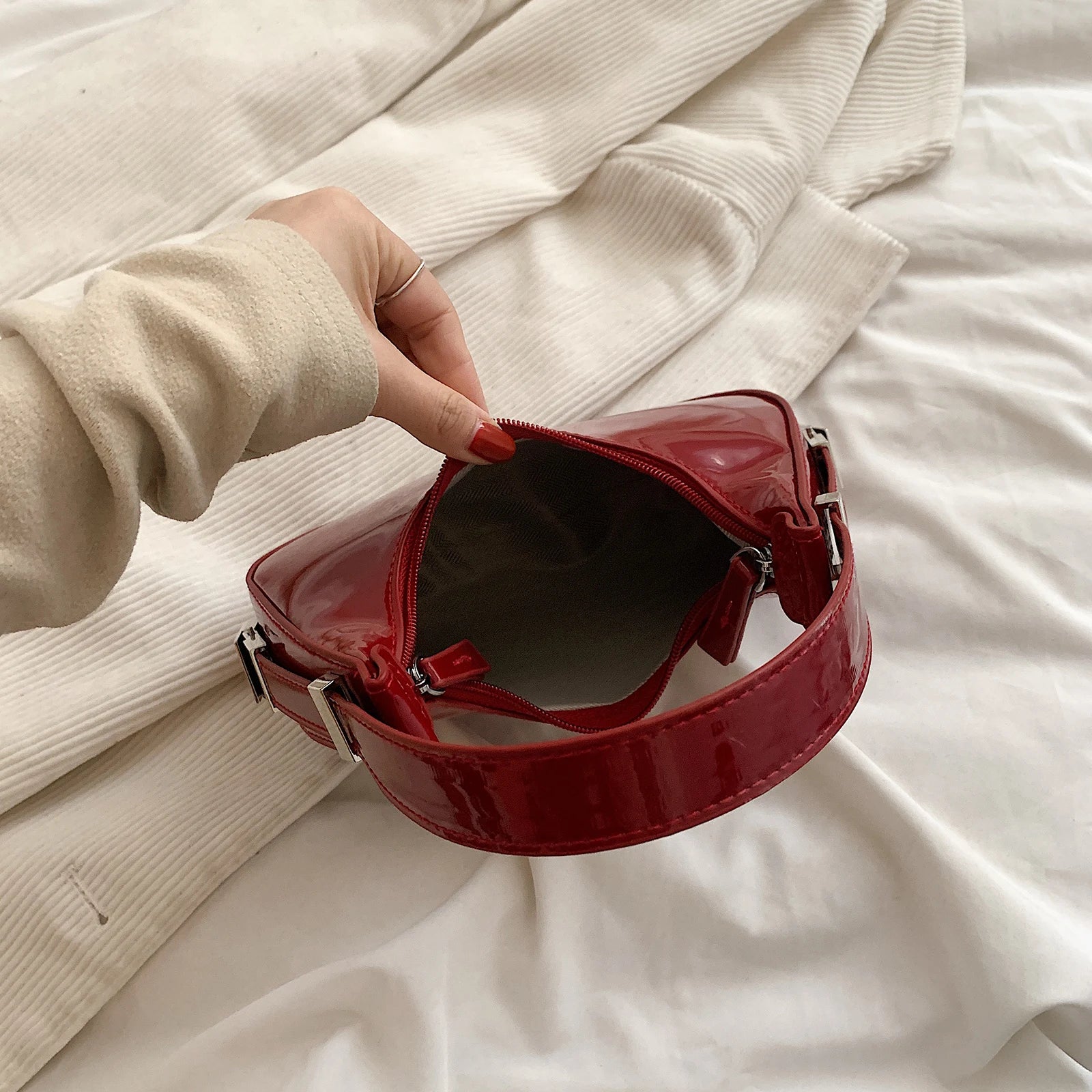 bella™ – geantă de umăr în formă de lună plină vintage