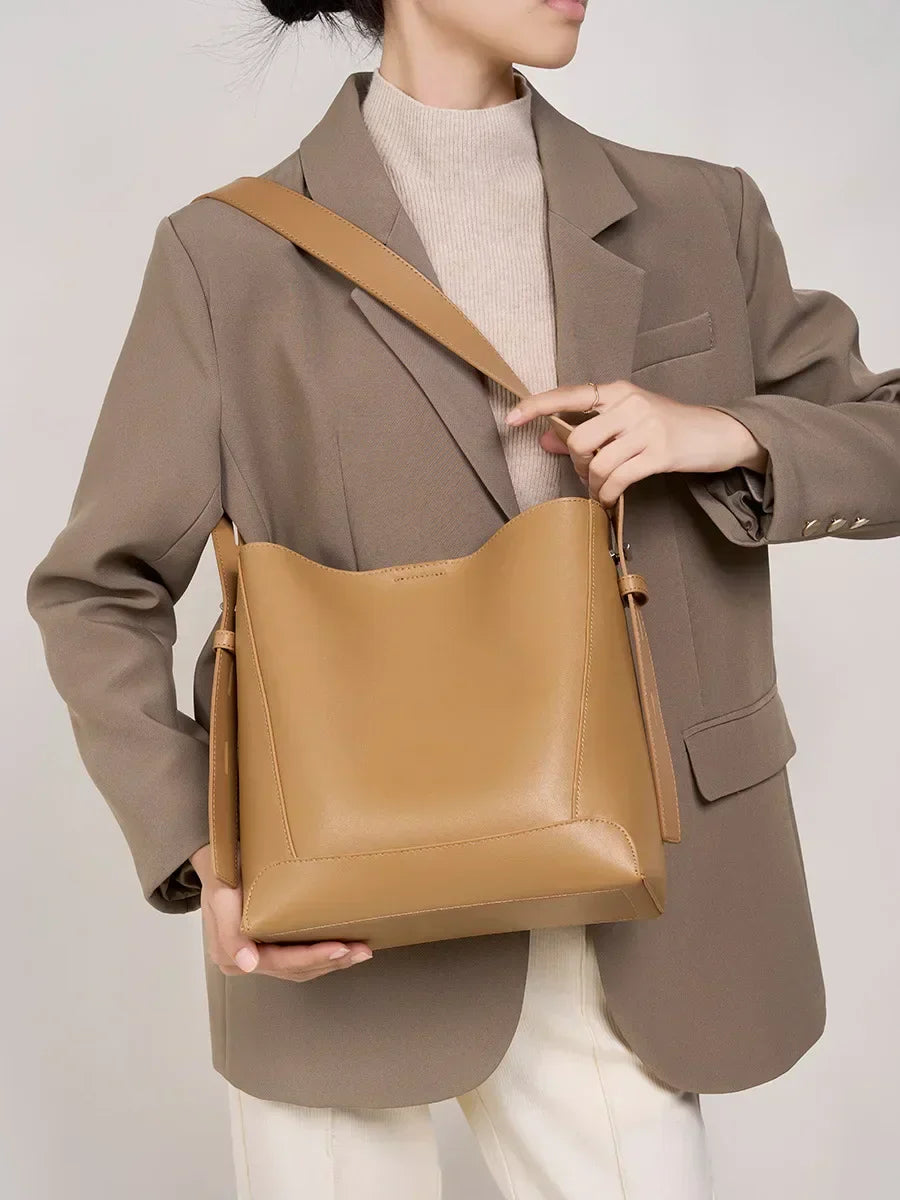 tine™ – geantă de umăr elegantă, de culoare bej, cu mânere inspirate de curea