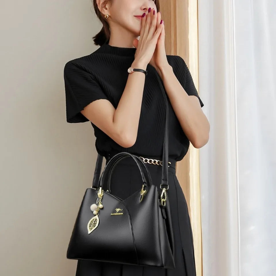 felina™ – geantă de umăr neagră cu pandantive elegante