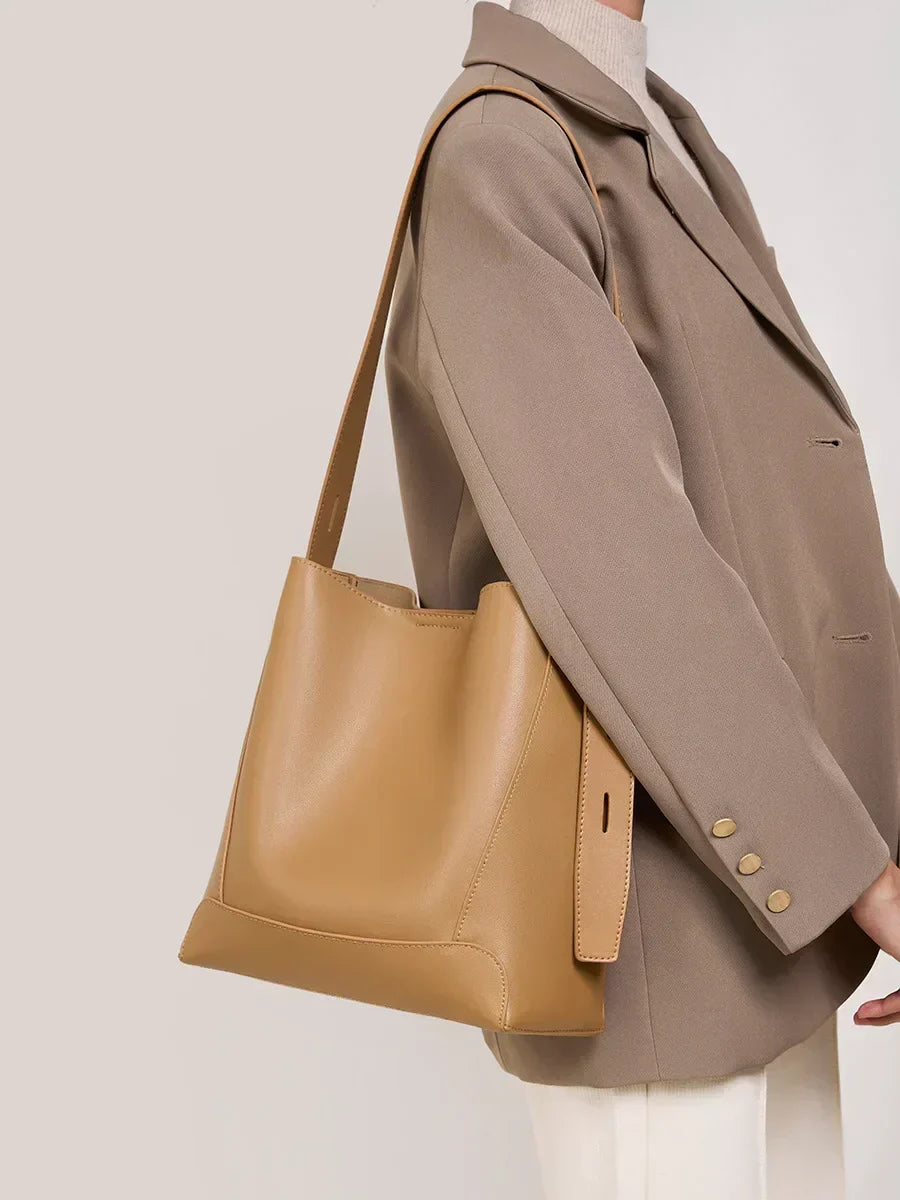 tine™ – geantă de umăr elegantă, de culoare bej, cu mânere inspirate de curea