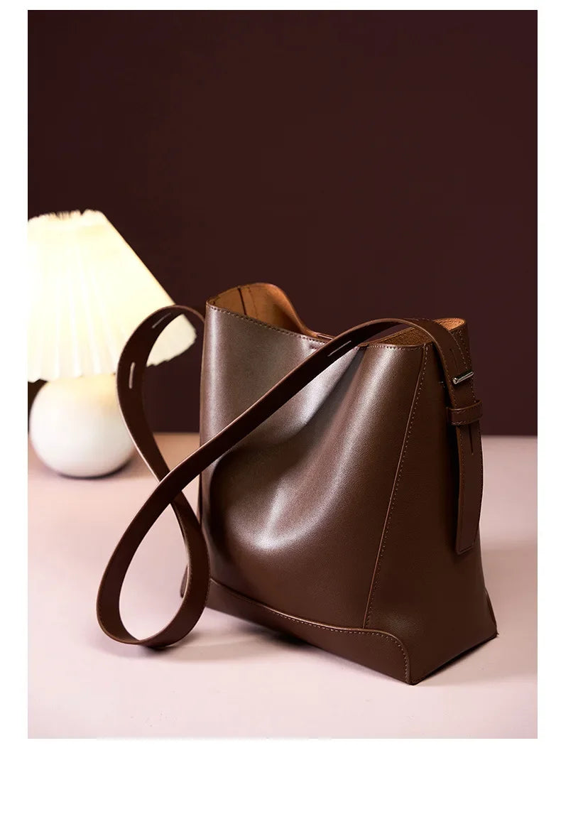 tine™ – geantă de umăr elegantă, de culoare bej, cu mânere inspirate de curea