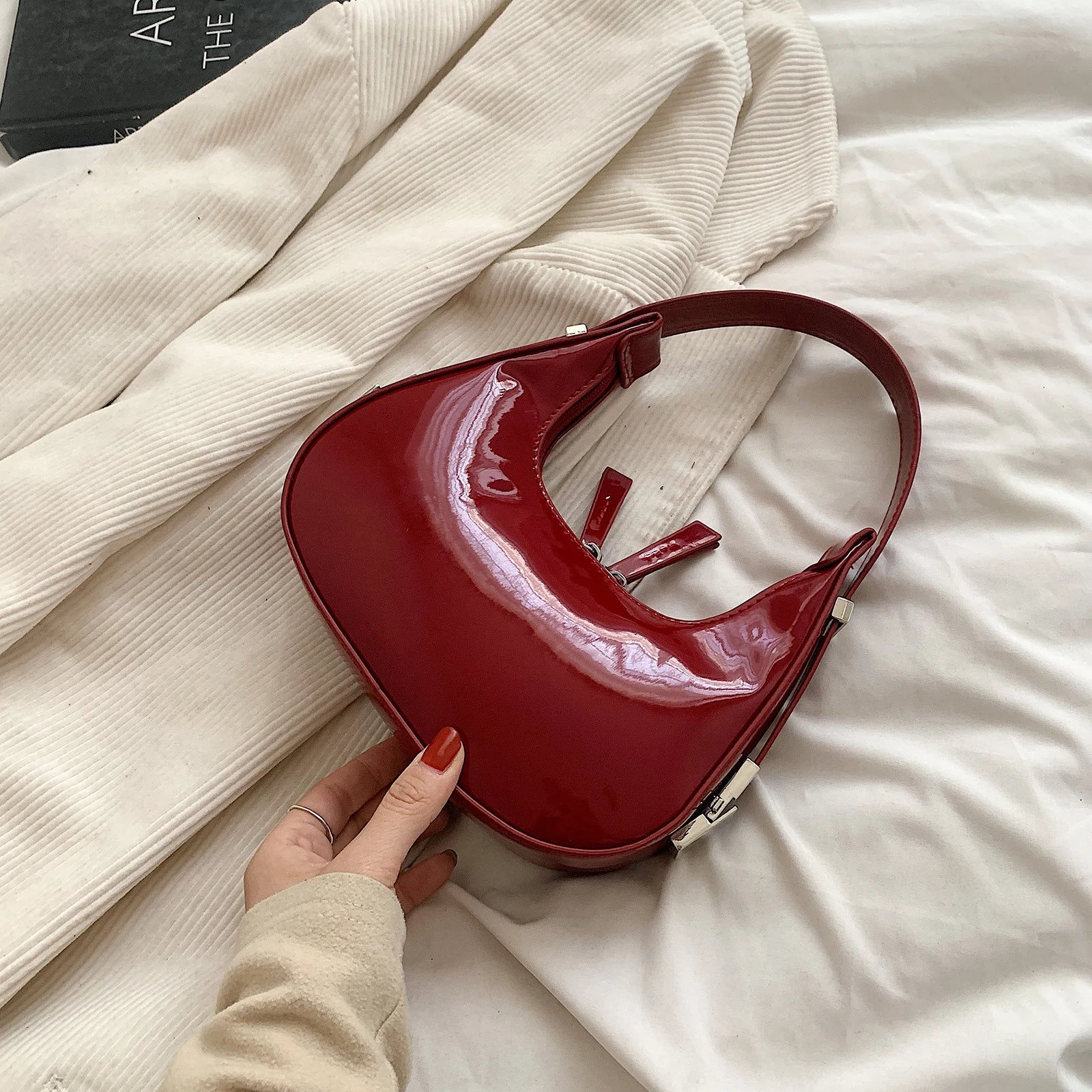 bella™ – geantă de umăr în formă de lună plină vintage