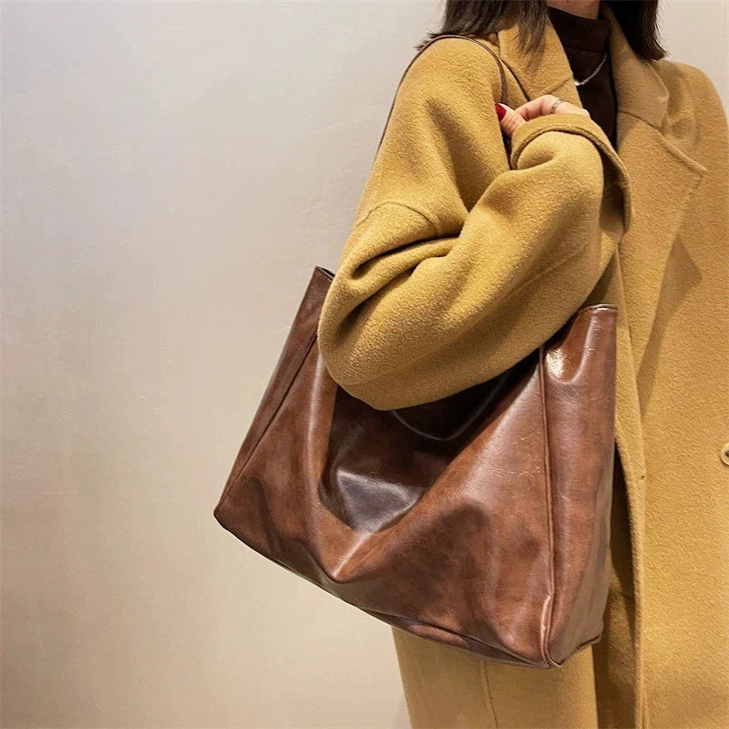 lisa™ – geantă tote maro spațioasă din material cu aspect de piele