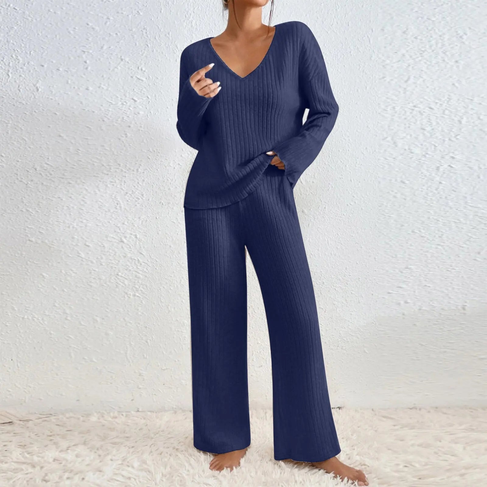 VIVIENNE | Set de două piese cu pantaloni drepți și top cu decolteu în V
